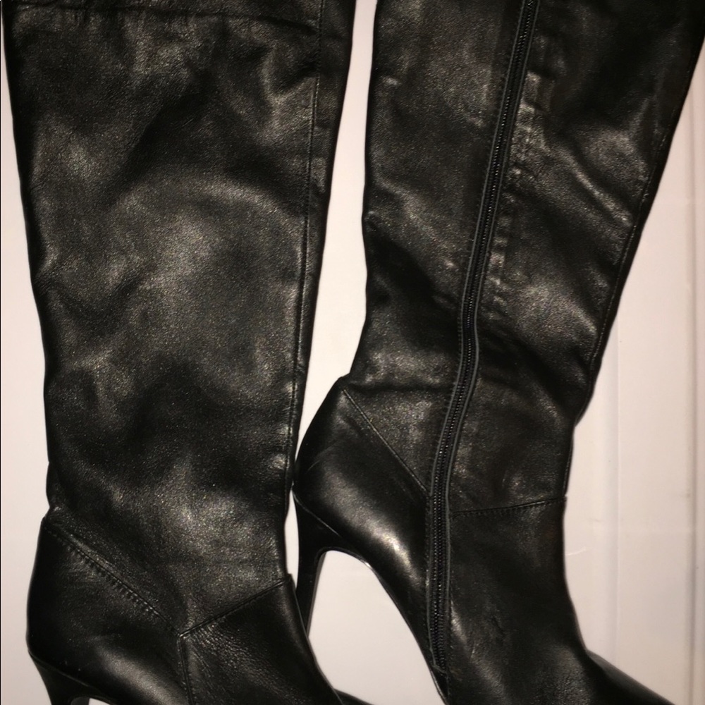 Black heel boots in almost perfect condition